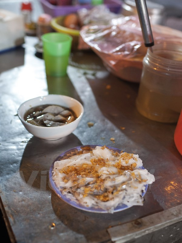 Un plato de Banh Cuon (rollito de arroz, rellenado con carne y seta) (Fuente: VNA) 
