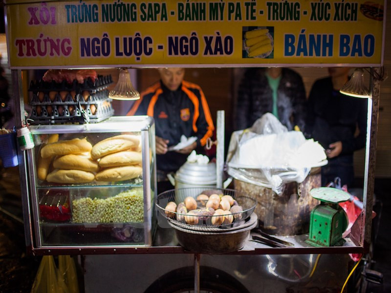 Se encuentran con frecuencia tiendas móviles donde se venden platos hechos de maíz o yuca, o de Banh Mi (bocadillo de Vietnam) y Xoi (Fuente: VNA)