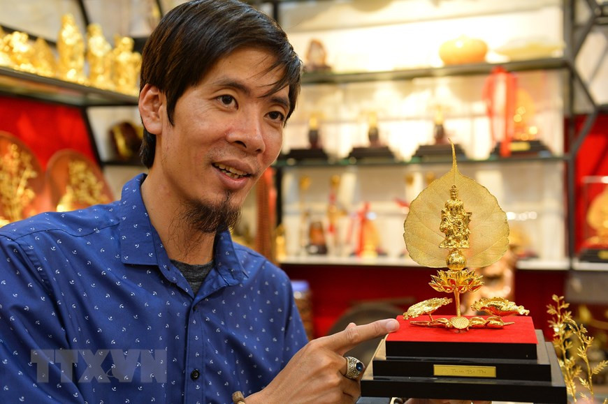 Nguyen Duc Bang es el primer y único artista en recubrir la hoja de Bodhi con oro de 24k. (Foto: VNA)