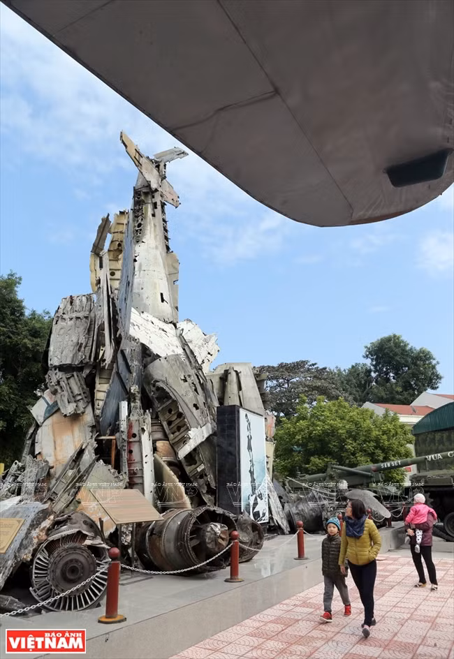 Resto de un avión estadounidense derribado en la guerra se expone en el Museo de historia militar (Fuente: VNA)