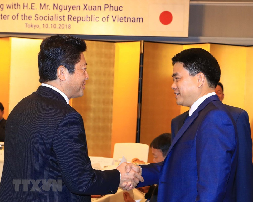 El presidente del Comité Popular de Hanoi, Nguyen Duc Chung (derecha) con empresarios japoneses (Fuente: VNA)