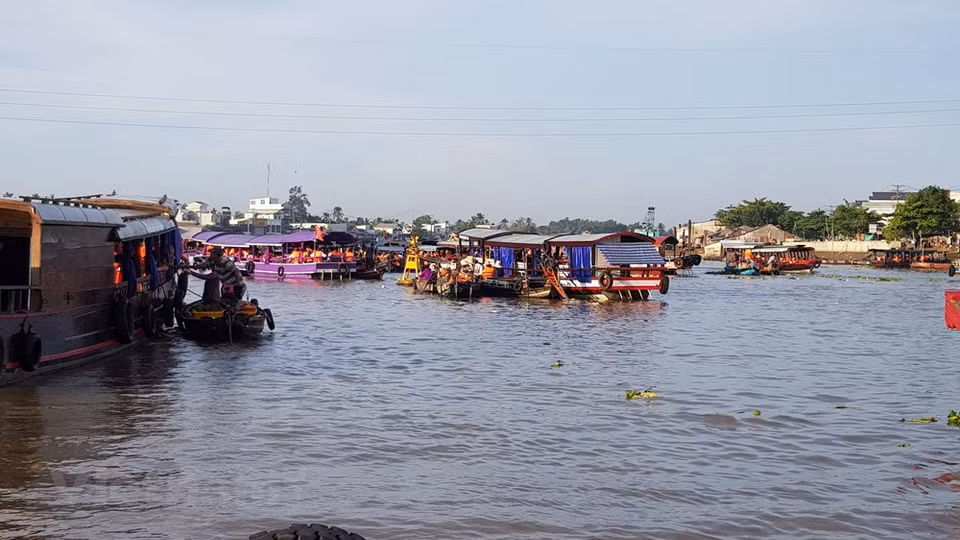 Con el fin de promover la imagen, la cultura y la gente de la ciudad sureña de Can Tho, en agosto de 2020, se organizó el festival “Cultura del Mercado Flotante de Cai Rang”. Bajo el tema “Preservar y desarrollar la cultura del mercado flotante de Cai Rang”, el evento incluyó 14 actividades, entre las que se destacaron un desfile de embarcaciones en el río, una feria, programas de promoción turística, espectáculos del arte marcial taekwondo y una regata del barco del dragón. Además, se efectúo un seminario sobre la conservación y el desarrollo del mercado flotante de Cai Rang, con el objetivo de proponer recomendaciones y soluciones para preservar y promover la identidad cultural de la localidad asociada con el turismo. (Foto: Vietnam+)