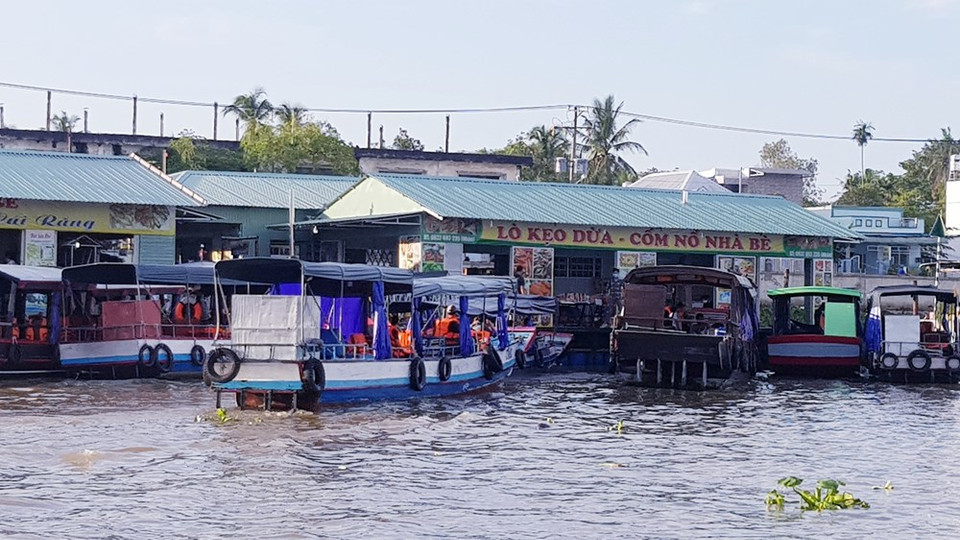 Con el propósito de preservar y desarrollar el mercado flotante de Cai Rang, uno de los siete nuevos patrimonios culturales intangibles de Vietnam, las autoridades de Can Tho informaron que se ofrecerá asistencia crediticia a los comerciantes en ese mercado y se crearán nuevos productos turísticos para atraer a más viajeros, además de intensificar la promoción de este sitio en los itinerarios aéreos. También, estudiarán el plan de promover el consumo de las especialidades locales y crearán condiciones favorables para que las aldeas de oficios tradicionales, los floricultores y las empresas de producción agrícola vendan sus productos en el mercado flotante. Por otro lado, tomarán medidas destinadas a garantizar el orden y la seguridad de los ciudadanos y turistas que concurran a la zona. (Foto: Vietnam+)