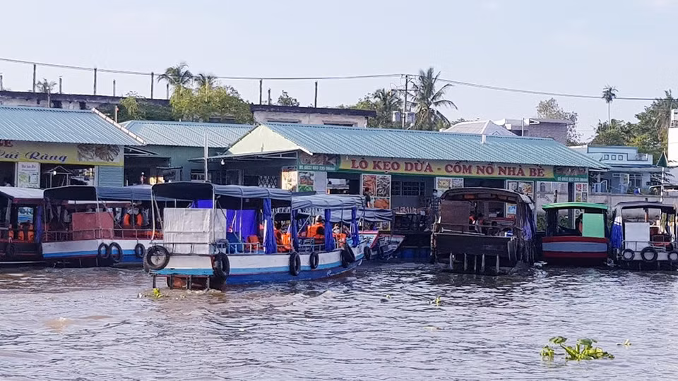 Con el propósito de preservar y desarrollar el mercado flotante de Cai Rang, uno de los siete nuevos patrimonios culturales intangibles de Vietnam, las autoridades de Can Tho informaron que se ofrecerá asistencia crediticia a los comerciantes en ese mercado y se crearán nuevos productos turísticos para atraer a más viajeros, además de intensificar la promoción de este sitio en los itinerarios aéreos. También, estudiarán el plan de promover el consumo de las especialidades locales y crearán condiciones favorables para que las aldeas de oficios tradicionales, los floricultores y las empresas de producción agrícola vendan sus productos en el mercado flotante. Por otro lado, tomarán medidas destinadas a garantizar el orden y la seguridad de los ciudadanos y turistas que concurran a la zona. (Foto: Vietnam+)