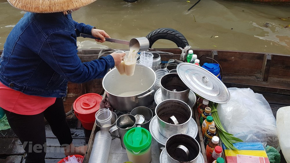 A los viajeros con deseos de experimentar la vida fluvial de los pobladores locales les gusta apreciar este destino único e interesante. Numerosos botes pequeños en el río Mekong sirven desayunos para turistas y lugareños, como costillas de arroz, sopa de fideos y bebidas, además de vender frutas y especialidades del delta. En cada barco se ofertan diferentes productos. Debido al espacio grande, ocupado y ruidoso de motores de embarcaciones, la venta de mercancías no se lleva a cabo como en el continente. Los propietarios de barcos cuelgan productos en un poste de tres a cinco metros de altura para que el comprador pueda reconocer los artículos que necesita desde la distancia. (Foto: Vietnam+)