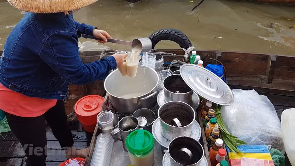 A los viajeros con deseos de experimentar la vida fluvial de los pobladores locales les gusta apreciar este destino único e interesante. Numerosos botes pequeños en el río Mekong sirven desayunos para turistas y lugareños, como costillas de arroz, sopa de fideos y bebidas, además de vender frutas y especialidades del delta. En cada barco se ofertan diferentes productos. Debido al espacio grande, ocupado y ruidoso de motores de embarcaciones, la venta de mercancías no se lleva a cabo como en el continente. Los propietarios de barcos cuelgan productos en un poste de tres a cinco metros de altura para que el comprador pueda reconocer los artículos que necesita desde la distancia. (Foto: Vietnam+)