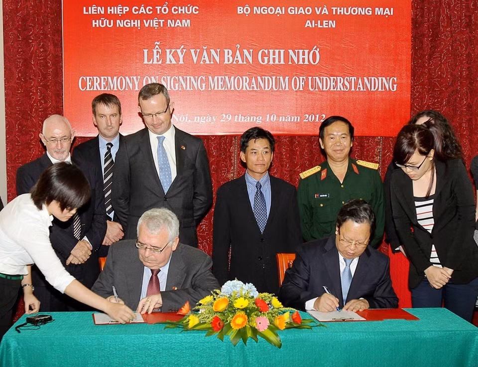 La Unión de Organizaciones de Amistad de Vietnam y el Ministerio de Relaciones Exteriores y Comercio de Irlanda, firman en Hanoi un memorando de entendimiento sobre el fortalecimiento de los compromisos y la financiación del gobierno irlandés para las actividades de remoción de minas en Vietnam, el 29 de octubre de 2012. Foto: VNA