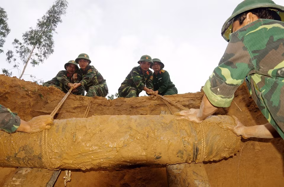 Con recursos nacionales y el apoyo de la comunidad internacional, Vietnam revisa cada año de 40 mil a 50 mil hectáreas de terrenos contaminados con bombas y minas. Foto: VNA