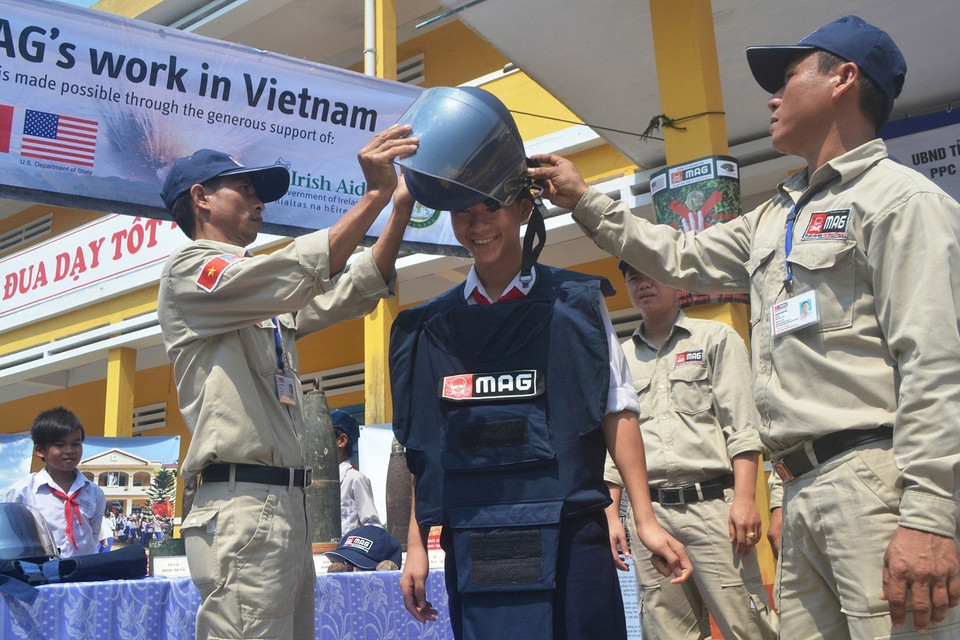 El MAG, una organización humanitaria no gubernamental del Reino Unido, organiza actividades educativas sobre la prevención de accidentes causados por bombas, minas y explosivos en la escuela secundaria Nguyen Hien de la provincia de Quang Nam, abril de 2013. Foto: VNA