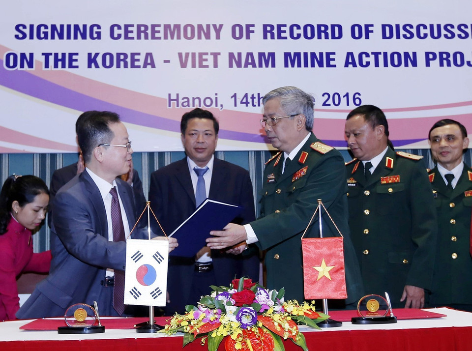 El Ministerio de Defensa de Vietnam y la Agencia de Cooperación Internacional de Corea del Sur (KOICA) firmaron en Hanoi un documento sobre la cooperación en la superación de bombas y minas posguerra, 14 de junio de 2016. Foto: VNA