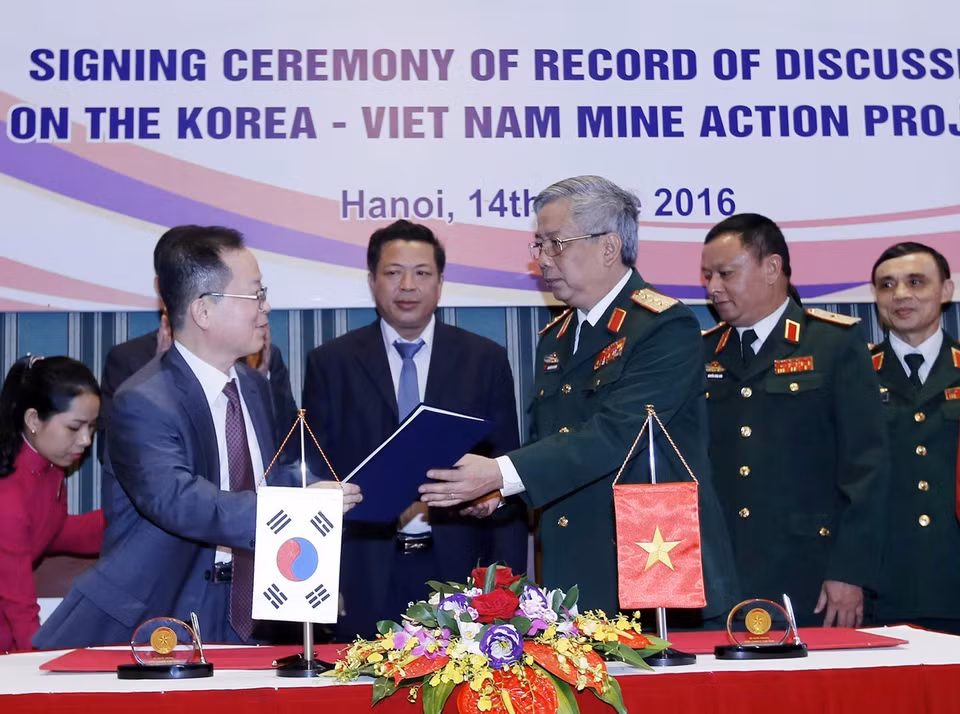 El Ministerio de Defensa de Vietnam y la Agencia de Cooperación Internacional de Corea del Sur (KOICA) firmaron en Hanoi un documento sobre la cooperación en la superación de bombas y minas posguerra, 14 de junio de 2016. Foto: VNA