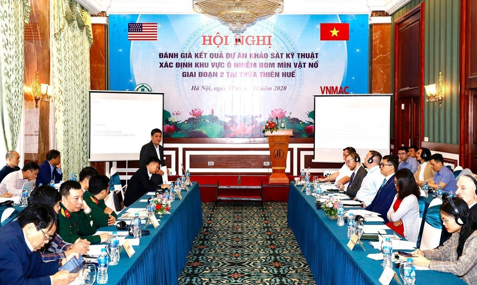 El 21 de abril de 2010, Vietnam aprobó el Programa de Acción Nacional para superar las consecuencias de las bombas y minas remanentes de la guerra, para el periodo 2010-2025. En la foto: El Centro nacional de Acción contra Minas y Bombas de Vietnam (VNMAC) celebra una conferencia en Hanoi para evaluar los resultados del Proyecto de Estudio Técnico, destinado a detectar áreas contaminadas con explosivos en la provincia de Thua Thien-Hue, 17 de noviembre de 2020. Foto: VNA
