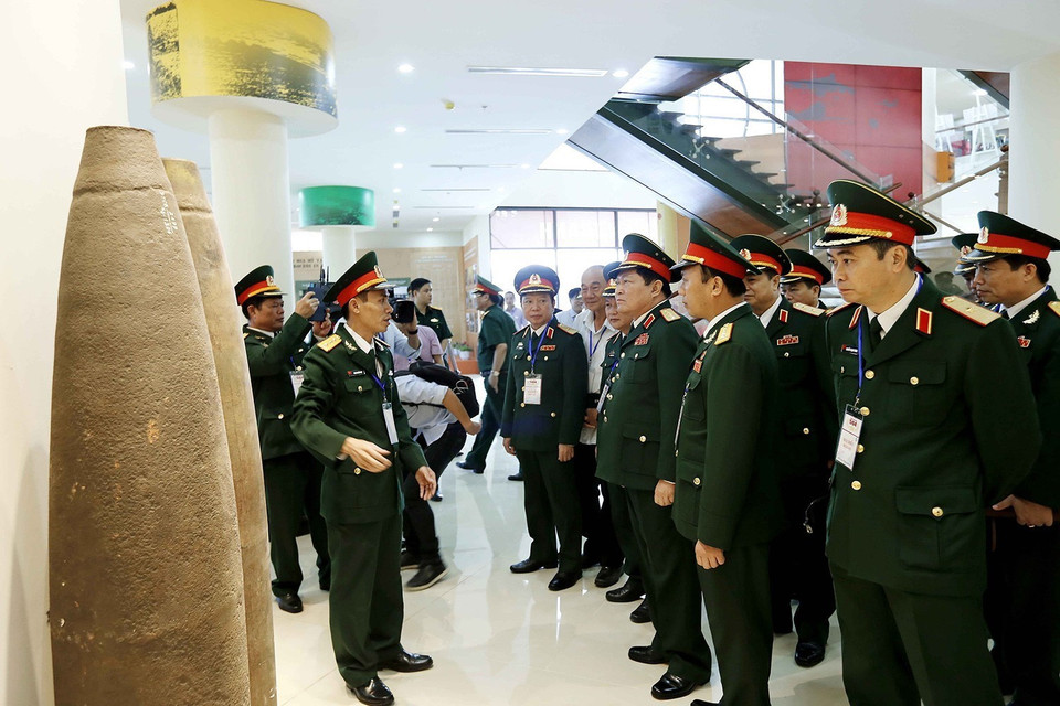El ministro vietnamita de Defensa, Ngo Xuan Lich, visita el área de exhibición en la inauguración de la sede del Centro Nacional de Acción contra Minas de Vietnam en Hanoi, 20 de octubre de 2016 . Foto: VNA