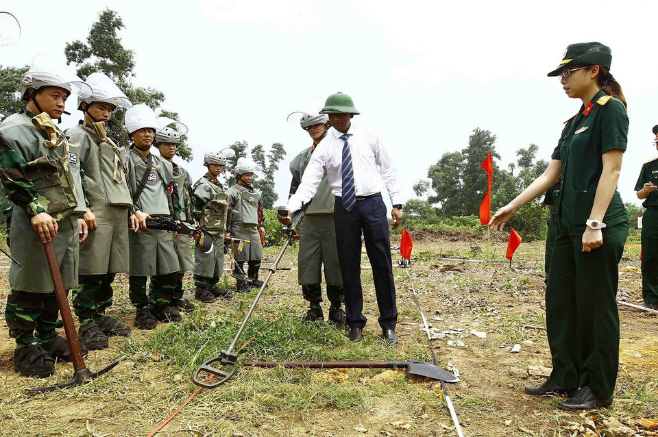 El teniente coronel Shahab Udin, representante del Equipo de Evaluación de la Calidad y Asesoramiento de las Naciones Unidas (AAV), instruye a los soldados ingenieros vietnamitas de la Brigada 249 sobre el proceso de remoción de bombas y minas, junio de 2017. Foto: VNA