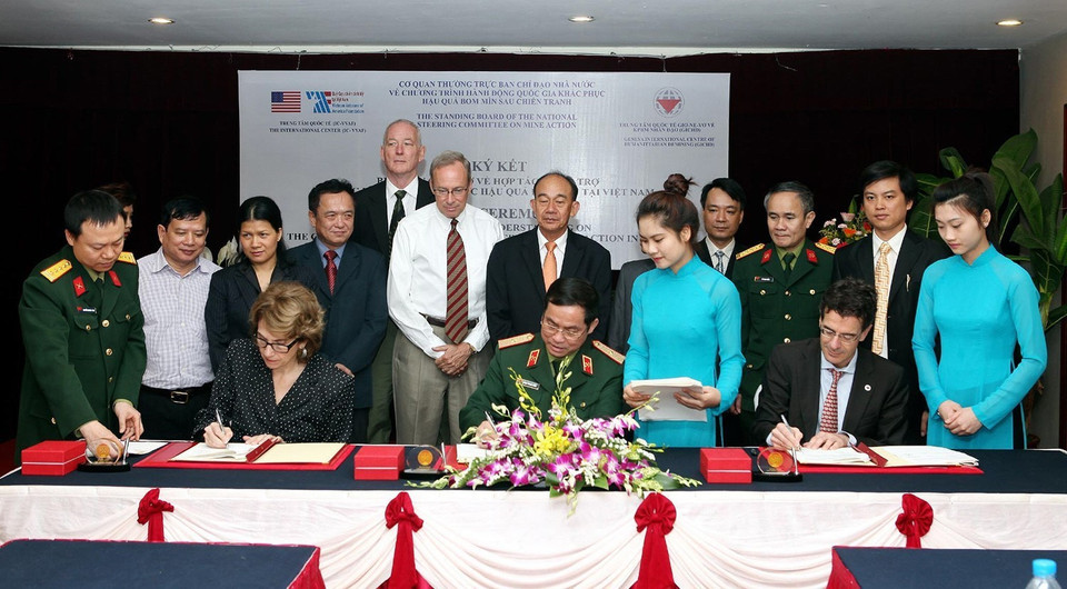 El órgano permanente del Comité Directivo Nacional sobre el Programa de Acción Nacional para superar las consecuencias de las bombas y minas remanentes de la guerra, el Centro Internacional de Ginebra para el Desminado Humanitario (GICHD) y el Centro Internacional de la Fundación de Veteranos de Estados Unidos en Vietnam (IC-VVAF), firman un Memorando de Entendimiento sobre cooperación y asistencia en la superación de consecuencias causadas por minas terrestres en Vietnam, período 2012-2015, el 27 de marzo de 2013. Foto: VNA