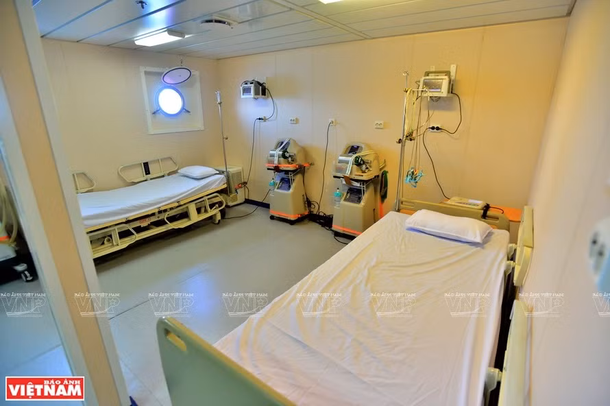 Con un diseño moderno, posee 15 camas, tres habitaciones para los pacientes y un almacén.