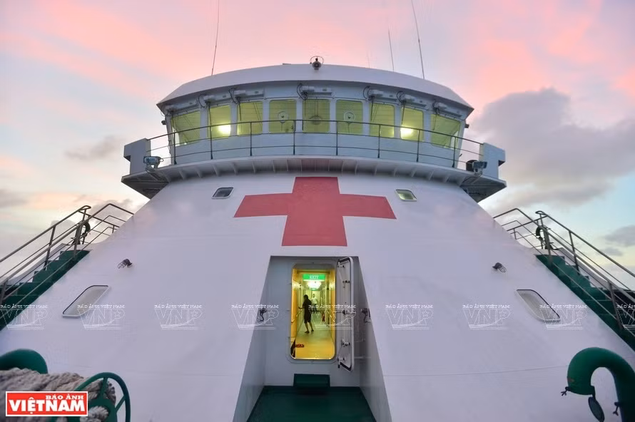 El buque tiene más de 70 metros de largo, 13 metros de ancho, 3,5 metros de calado, velocidad de 14 nudos por hora. El casco y la cubierta delantera cuentan con una gran cruz roja.