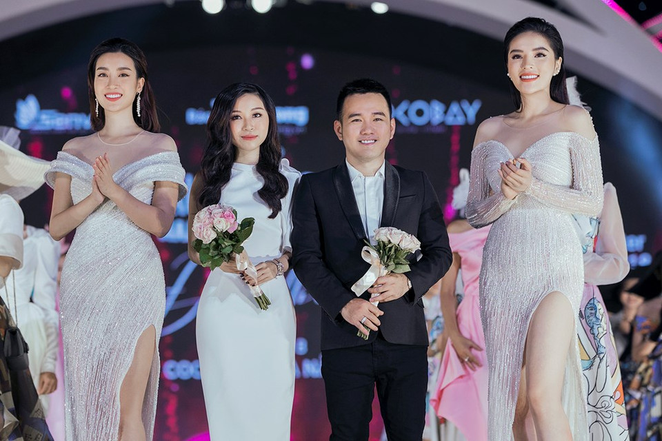 El diseñador Le Thanh Hoa (en el medio) (Fuente: VNA)