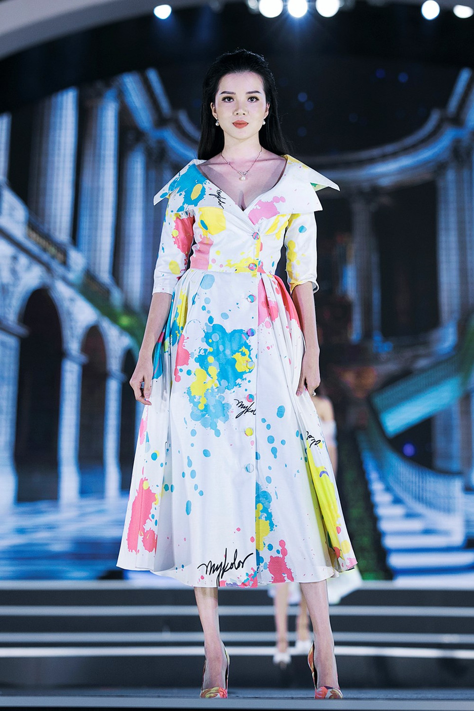 El performance contó con la participación de los miss vietnam en las ediciones anteriores y de los 43 finalista del Miss Vietnam 2018 (Fuente: VNA)