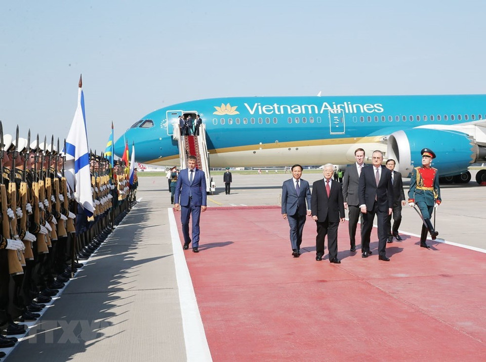 El secretario general del Partido Comunista de Vietnam, Nguyen Phu Trong, pasa revista a la guardia de honor (Fuente: VNA)