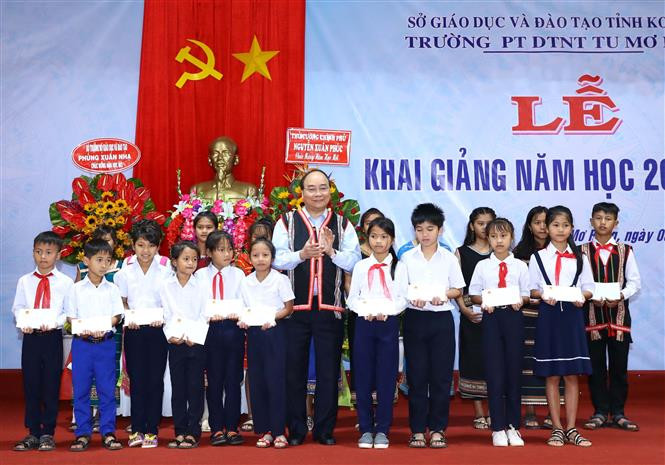El primer ministro de Vietnam, Nguyen Xuan Phuc, asistió al acto de inicio del nuevo curso escolar 2018- 2019 en el Internado Tu Ro Mong, Kon Tum (Fuente: VNA)