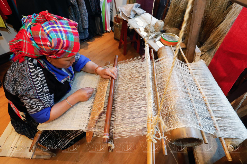 La mayoría de la gente aquí usa ropa tradicional bordada con lino y con patrones decorativos por el método de pintura con cera de abeja, teñido de índigo combinado con bordado e injerto de tela. (Foto: Revista Ilustrada de Vietnam)