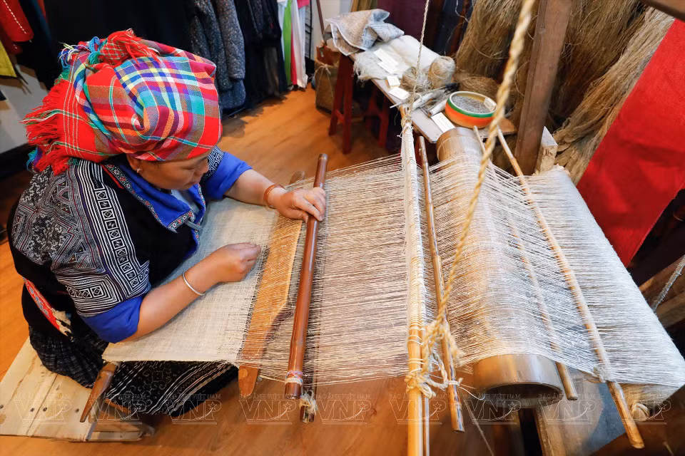 La mayoría de la gente aquí usa ropa tradicional bordada con lino y con patrones decorativos por el método de pintura con cera de abeja, teñido de índigo combinado con bordado e injerto de tela. (Foto: Revista Ilustrada de Vietnam)