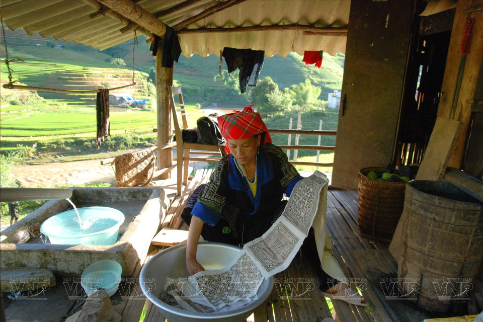 La suela tiene un color azul índigo profundo y duradero, la tela se tiñe muchas veces. Remoje la tela en agua índigo y luego déjela secar al sol, después continúe remojando y secando, remojando y secando... (Foto: Revista Ilustrada de Vietnam)
