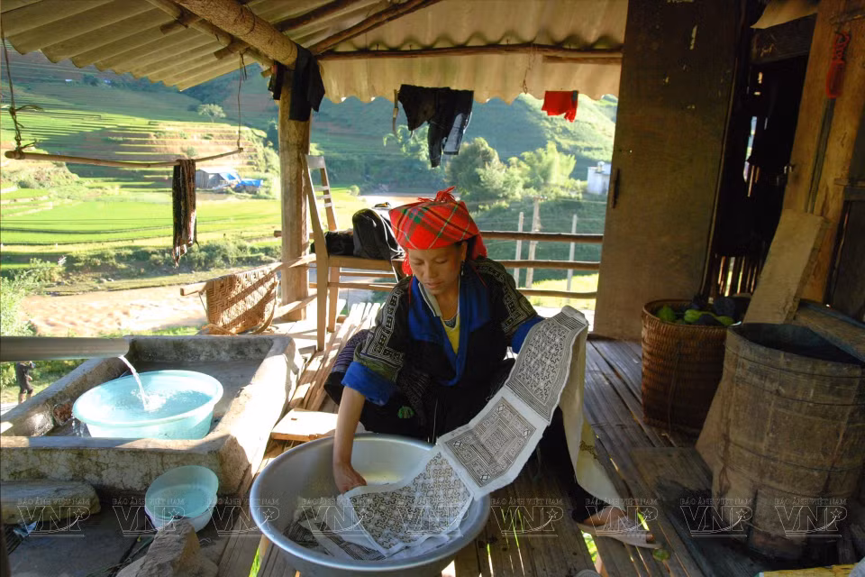 La suela tiene un color azul índigo profundo y duradero, la tela se tiñe muchas veces. Remoje la tela en agua índigo y luego déjela secar al sol, después continúe remojando y secando, remojando y secando... (Foto: Revista Ilustrada de Vietnam)