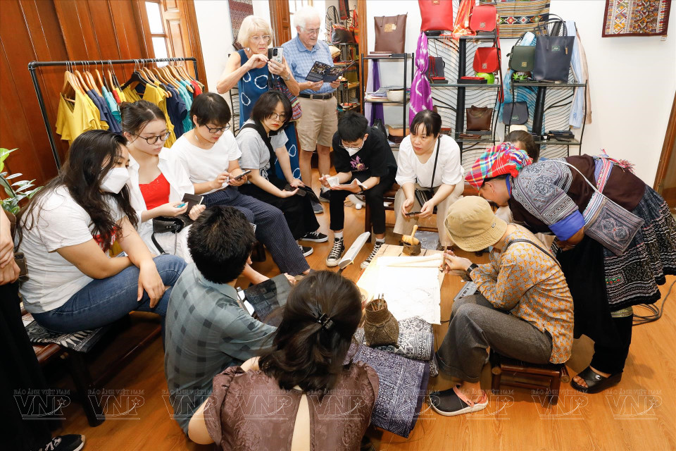 El taller sobre el arte de dibujar en tela con cera de abejas, realizado por la artista Ly Thi Ninh en Hanoi, constituye una actividad para presentar la belleza de la cultura indígena de las minorías étnicas a los turistas internacionales que viajan o viven y trabajan en la capital. (Foto: Revista Ilustrada de Vietnam)