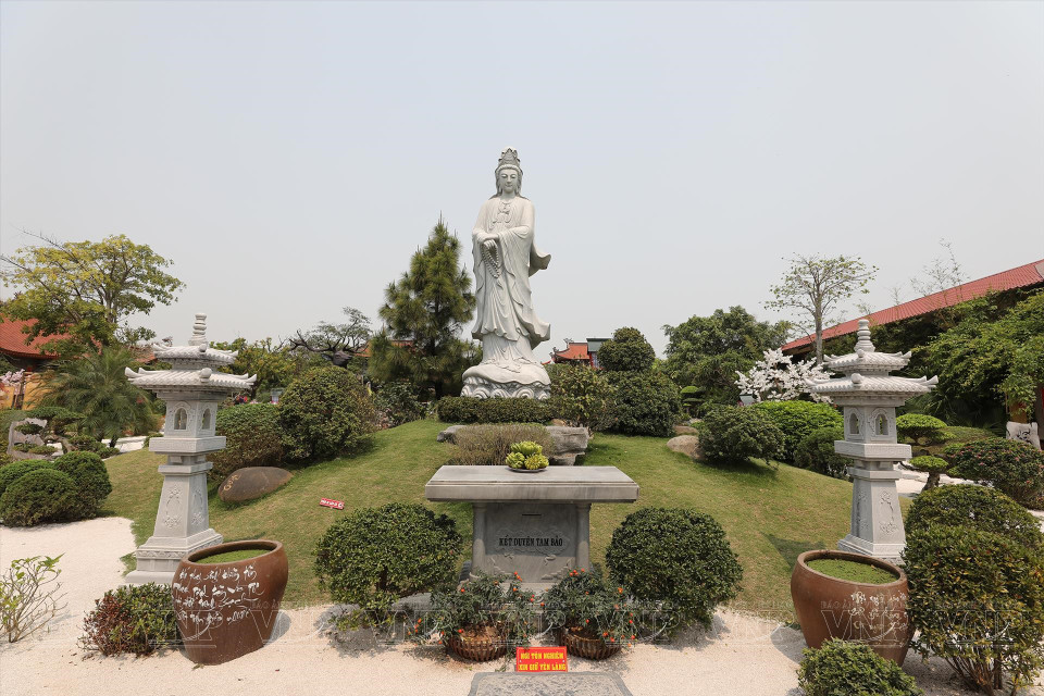 El espacio de la pagoda es puro y pacífico, rodeado de muchos árboles y flores (Foto: Revista Ilustrada de Vietnam)