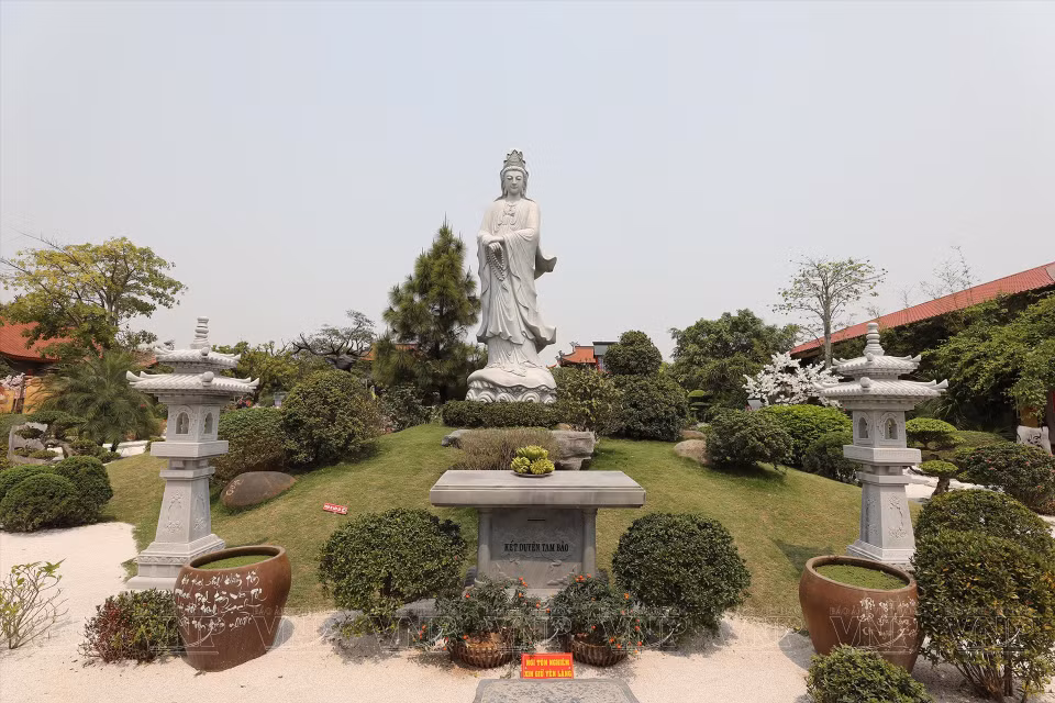 El espacio de la pagoda es puro y pacífico, rodeado de muchos árboles y flores (Foto: Revista Ilustrada de Vietnam)