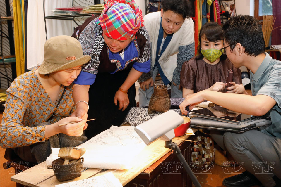 Ly Thi Ninh da instrucciones para dibujar cera de abeja en el lino tradicional de la etnia Mong en Che Cu Nha, en el espacio Craft Link, número 51 de la calle Van Mieu, en Hanoi. (Foto: Revista Ilustrada de Vietnam)