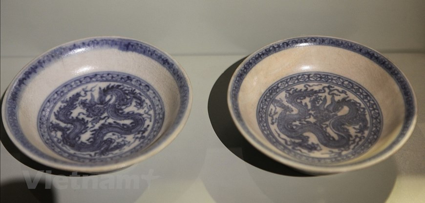 Este es el conjunto de cinco discos divididos en dos grupos. El primer grupo consta de cuatro discos profundos con formas similares con motivos de dragones (Foto: Vietnam+)