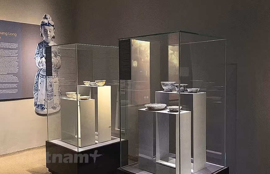 El 30 de enero de 2023, el viceprimer ministro Tran Hong Ha decidió reconocer a un juego de tazones y platos con viñetas con color verde azulado que se usaban a principios de la dinastía Le como Tesoro Nacional. La colección consta de siete piezas con dos tazones y cinco platos, que alguna vez fueron las pertenencias del rey y sus familiares en la ciudadela de Thang Long. (Foto: Vietnam+)