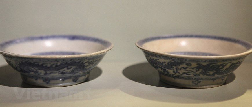 Los patrones se dibujan con un pincel y luego se recubren los discos con esmalte para garantizar un acabado brillante. (Foto: Vietnam+)