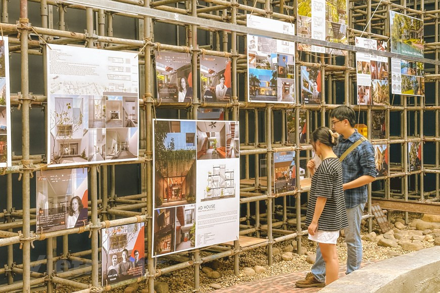 Durante la exposición, se presentan al público 20 obras típicas de las categorías Vivienda e Interior en la exposición Top 10 Awards Pavilion, celebrada especialmente por el aniversario quinto del Premio (Fuente: VNA)