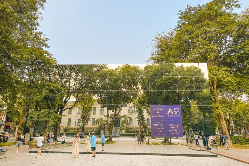 La obra se compone por un sistema de paredes verticales con marcos de acero y espejos para crear efectos especiales (Fuente: VNA) 