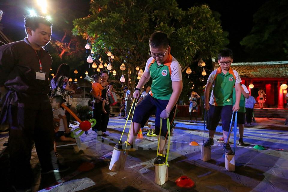 Juegos folklóricos y actividades tradicionales en la cita atrajeron participación de varias personas (Fuente: VNA)