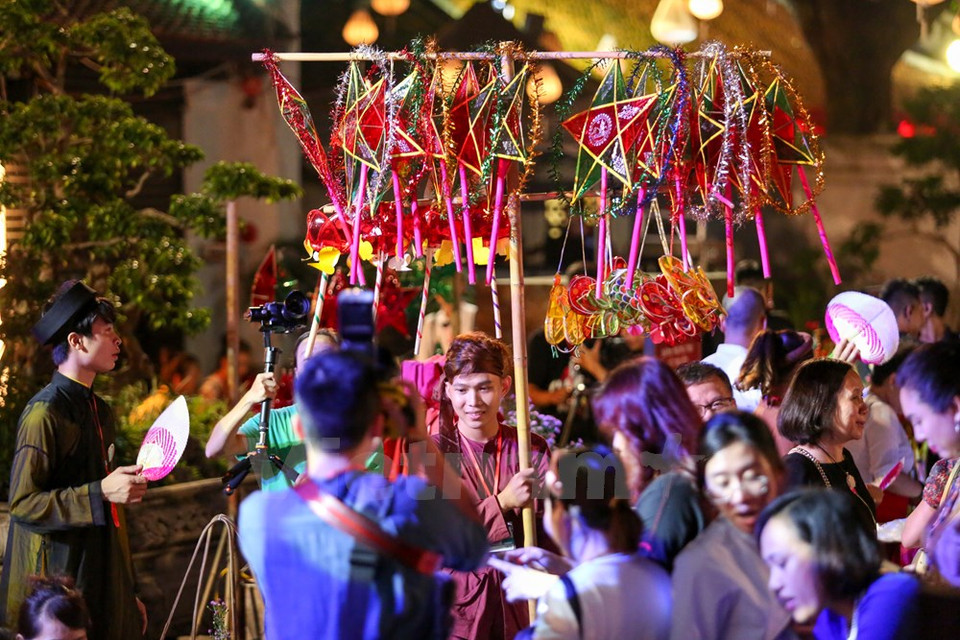 Juegos folklóricos y actividades tradicionales en la cita atrajeron participación de varias personas (Fuente: VNA)