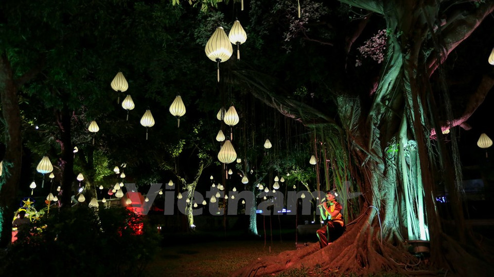 Una gran cantidad de liternas iluminaron el lugar (Fuente: VNA)