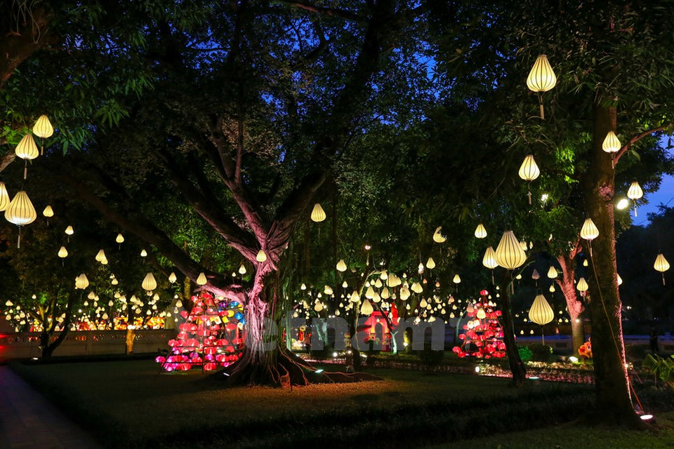 Una gran cantidad de linternas iluminaron el lugar (Fuente: VNA)