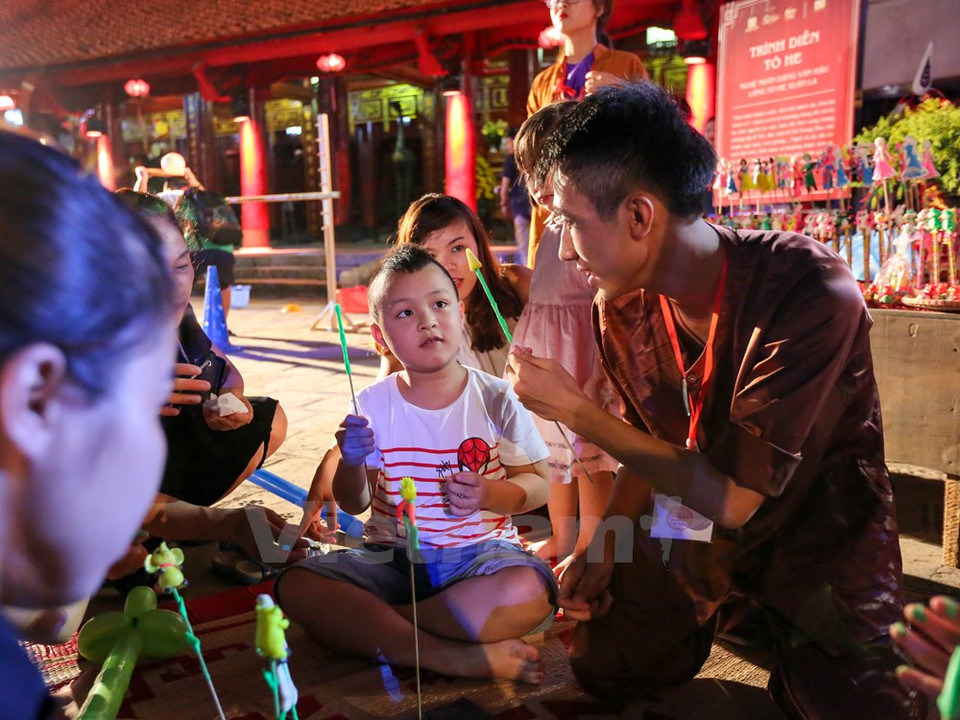 Juegos folklóricos y actividades tradicionales en la cita atrajeron participación de varias personas (Fuente: VNA)