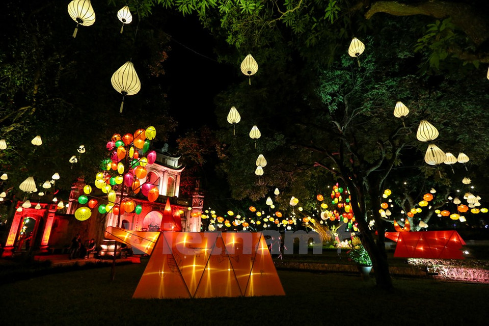 Una gran cantidad de linternas iluminaron el lugar (Fuente: VNA)