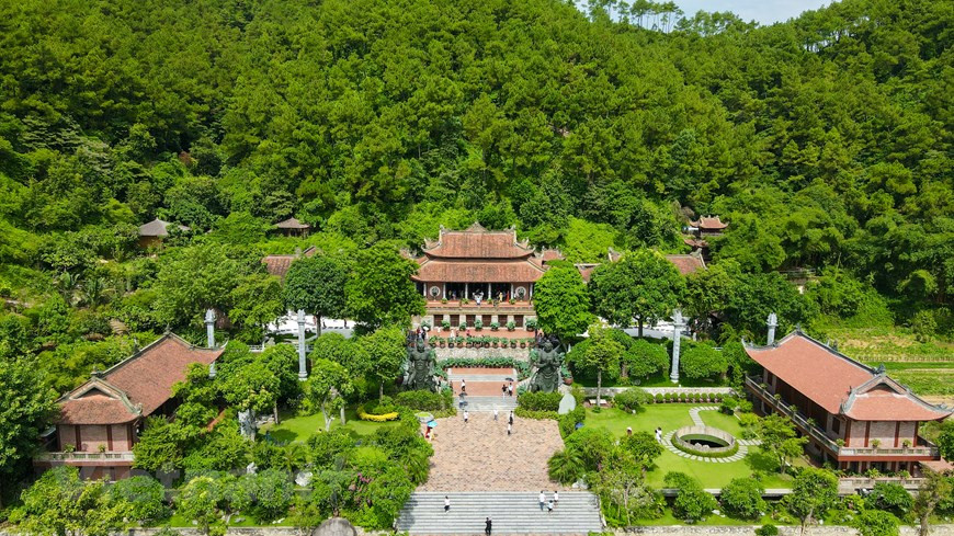 Hasta hace unos años se conocía con otro nombre, el de la pagoda de Dung. Desde diciembre de 2015, el venerable Thich Minh Quang la adquirió, reconstruyó y cambió su nombre a Dia Tang Phi Lai.Se localiza a unos 70 kilómetros de Hanoi. Desde la capital, solo se tarda aproximadamente una hora llegar a la pagoda. El camino a esta localidad resulta bastante amplio y hermoso. Al llegar aquí, los visitantes quedan "abrumados" por el color verde de cientos de árboles, además de los detalles arquitectónicos bellos y minuciosos. La arquitectura de la pagoda Dia Tang Phi Lai lleva la huella budista, con muchos patrones marrones sutiles. (Foto: Vietnamplus) 
