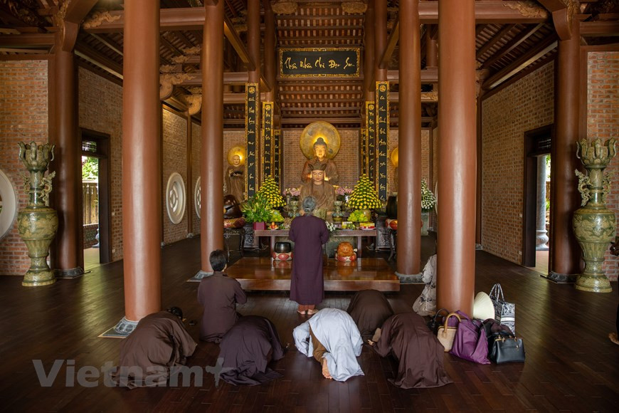 Más allá de ser un lugar para practicar el culto, también deviene un sitio que ofrece paz mental. Dentro de la pagoda se encontrarán huertas de frutas, hierbas medicinales, vegetales, todos cultivados por los monjes.La pagoda organiza retiros de verano en los meses de junio y julio. Especialmente, el 30 de julio (de acuerdo con el calendario lunar), se realiza el culto de Vu Lan, la gran ceremonia de gratitud filial.Diversos tipos de patrones tradicionales distinguen a los mosaicos en la pagoda, como el loto, el dragón, el pájaro Garuda y el fénix. Estos, en realidad, recrean la historia de las dinastías Ly-Tran de Vietnam. (Foto: Vietnamplus)