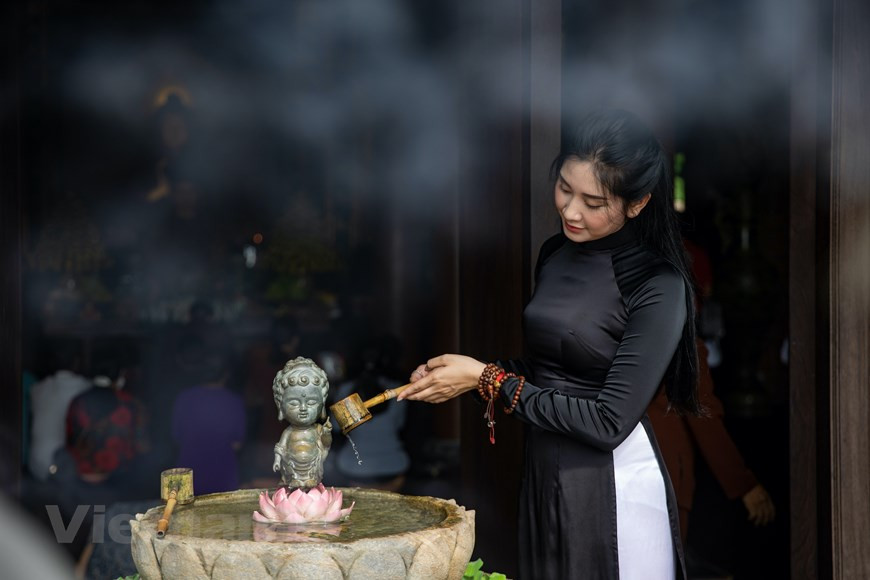 Explorar toda la pagoda constituye un empeño para el cual los turistas necesitarán planificar casi un día. Además, dependiendo del tiempo, cada estación les brindará una sensación y experiencia diferente.En la zona posterior a la pagoda Dia Tang Phi Lai, encontramos cadenas montañosas con hermosos paisajes que fascinan a los visitantes.Flores de lotos y jardines verdes aportan belleza poética al lugar, junto con la arquitectura tradicional. El conjunto ofrece a los visitantes un excelente escenario para orar y no constituye sólo un lugar sagrado de culto, el templo es también un sitio de actividades espirituales de la gente del pueblo aquí. (Foto: Vietnamplus)