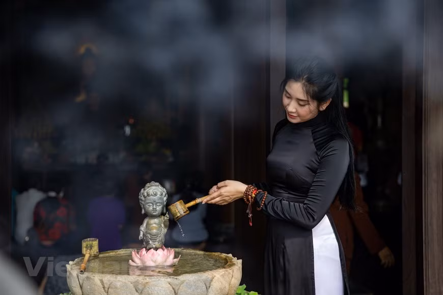 Explorar toda la pagoda constituye un empeño para el cual los turistas necesitarán planificar casi un día. Además, dependiendo del tiempo, cada estación les brindará una sensación y experiencia diferente.En la zona posterior a la pagoda Dia Tang Phi Lai, encontramos cadenas montañosas con hermosos paisajes que fascinan a los visitantes.Flores de lotos y jardines verdes aportan belleza poética al lugar, junto con la arquitectura tradicional. El conjunto ofrece a los visitantes un excelente escenario para orar y no constituye sólo un lugar sagrado de culto, el templo es también un sitio de actividades espirituales de la gente del pueblo aquí. (Foto: Vietnamplus)