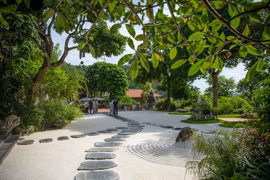 Ningún visitante puede entrar con zapatos a la pagoda, deben dejarlos afuera, por considerarse un lugar sagrado para hacer culto a Bodhisattva Ksitigarbha. Cuando vienen a Dia Tang Phi Lai por primera vez, se sorprenderán con el patio lleno de guijarros blancos. Los guijarros blancos llevan el mismo significado que la meditación.Si camina por el campus, mirando los guijarros blancos puros puede que su corazón esté más tranquilo que nunca. Aquí se verán también 12 círculos dibujados en el sitio que representan 12 tipos de destinos de las personas. Al llegar a la pagoda, la gente puede sumergirse en un ambiente tranquilo, para así limpiar el alma, y olvidar la tristeza y la preocupación. (Foto: Vietnamplus) 