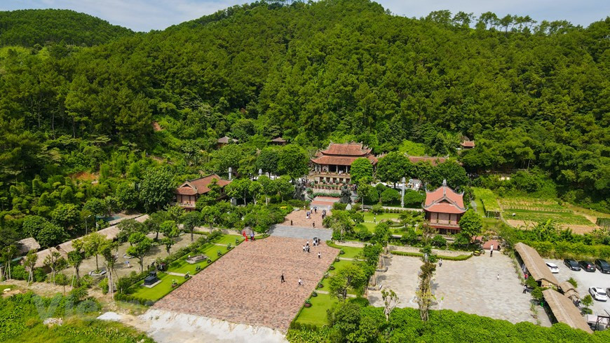 Por su belleza tranquila, la pagoda de Dia Tang Phi Lai, ubicada en el pueblo de Ninh Trung en la comuna de Liem Son, distrito de Thanh Liem, de la provincia norvietnamita de Ha Nam, llamó la atención de muchos visitantes nacionales y extranjeros en los últimos tiempos.Dada su arquitectura única y el ambiente pacífico, este lugar luce como si saliera de un cuento de hadas. El sitio religioso está a unos 70 kilómetros de Hanoi, apoyado contra la montaña. A ambos lados existen cadenas montañosas con forma según el feng shui oriental, similares a dragones a la izquierda y tigres blancos a la derecha. (Foto: Vietnamplus)